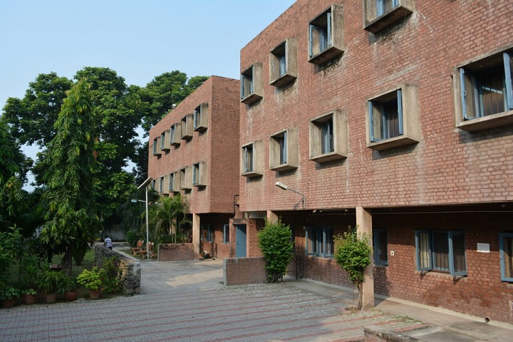 https://cache.careers360.mobi/media/colleges/social-media/media-gallery/2475/2019/7/6/Campus View of Chandigarh College of Architecture Chandigarh_Campus-View.jpg